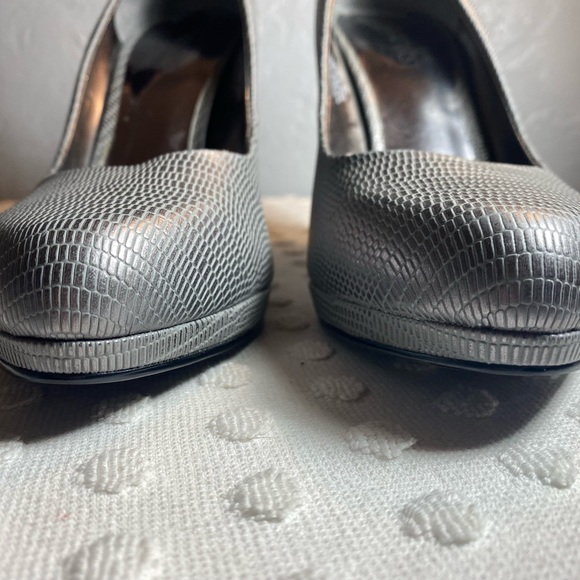 Nine West "Rocha" Grey Animal Print Pump - Picture 3 of 16